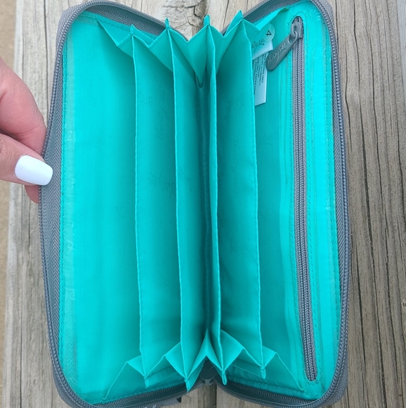 Thirty-one Coupon Clutch with Chevron Print New Without Tags - Picture 3 of 3